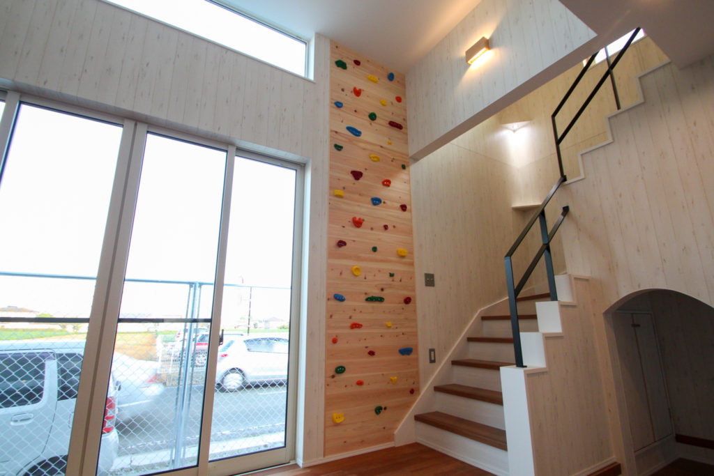 ボルダリングのあるリビング壁