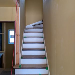 施工中の階段