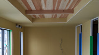 【新築】大蒲の家｜天井の杉板が貼れました