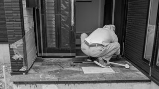 【新築】大蒲の家｜玄関タイル施工中