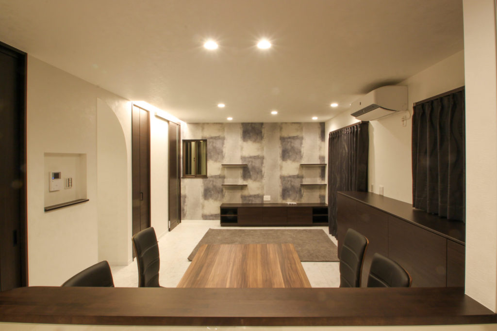 キッチンからみたリビングダイニング