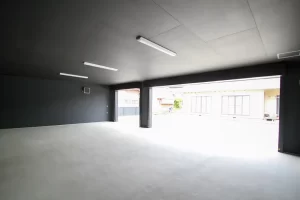 掛川市のガレージ。木造なのに中に柱が無いのが特徴。