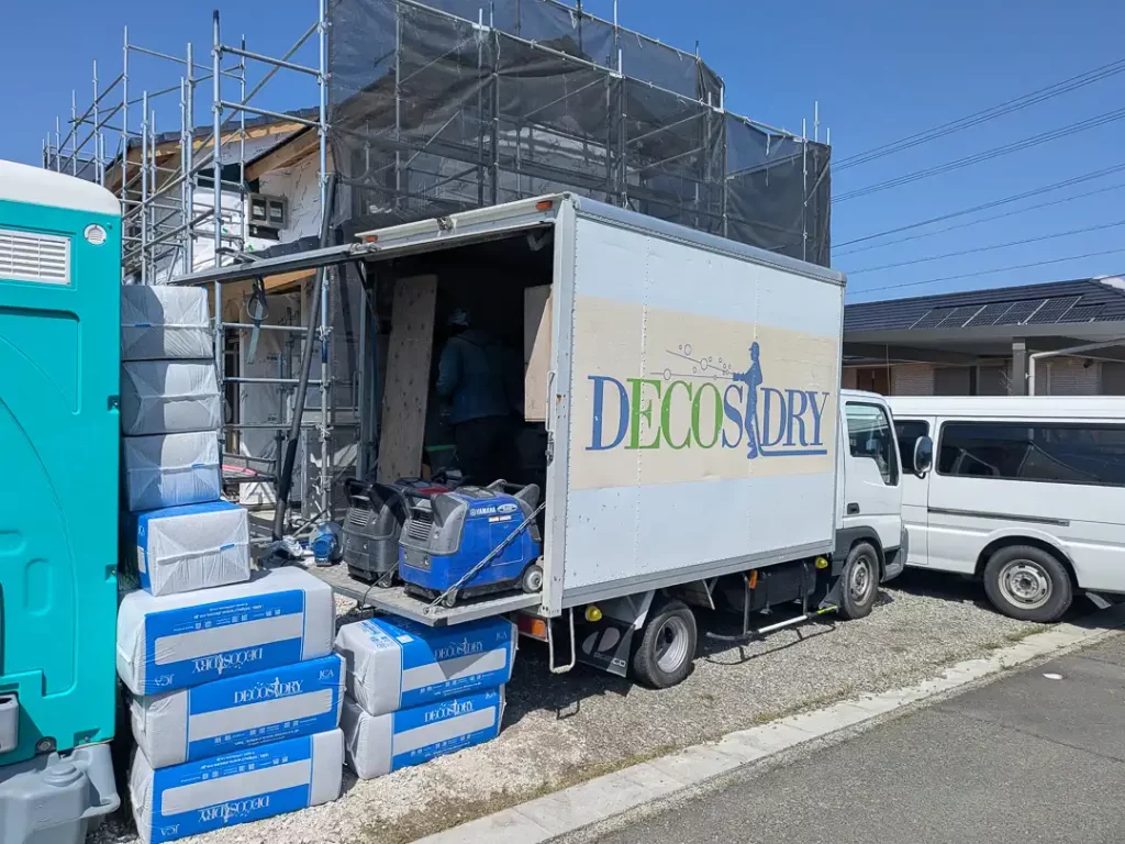 セルロース吹き込み前と圧縮器搭載のトラック