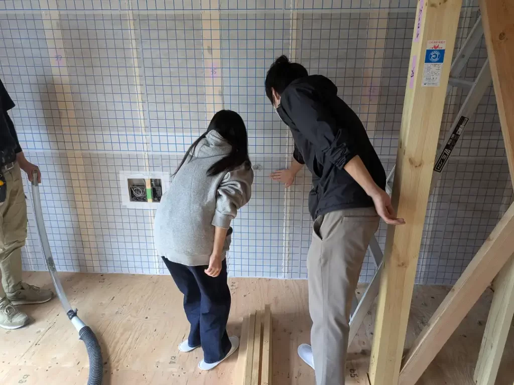 実際に触って断熱材の充填具合を確認