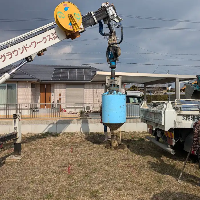 砕石を圧をかけながらいれていきます