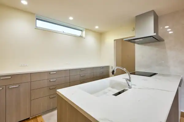 「大瀬の家」のキッチンと食器棚。本文には書いていませんが、実は食器棚にも使いやすくなる「+α」の工夫をしています。