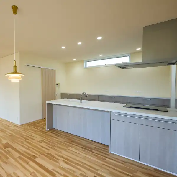 「大瀬の家」のダイニング側からみたキッチン