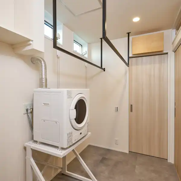 「大瀬の家」のランドリールーム。乾太くんは後々交換しやすいように据え置き型にしました。