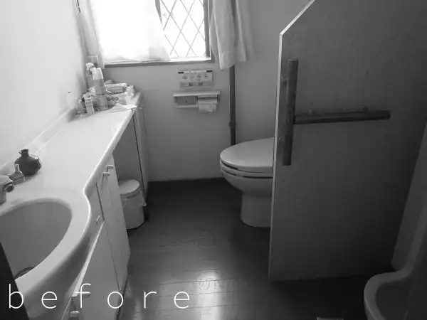 リフォーム前のトイレ。小便器と大きな手洗いカウンターが併設されています。元気なときには良いですが、将来年を重ねた時、同じように使えるか心配になります。