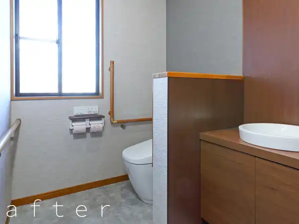 リフォーム後のトイレ。小便器を撤去し、手洗いの位置を最適化。通路幅を広げることで、歩行器や車いすでも無理なく便器へアクセスできるバリアフリーな空間になりました