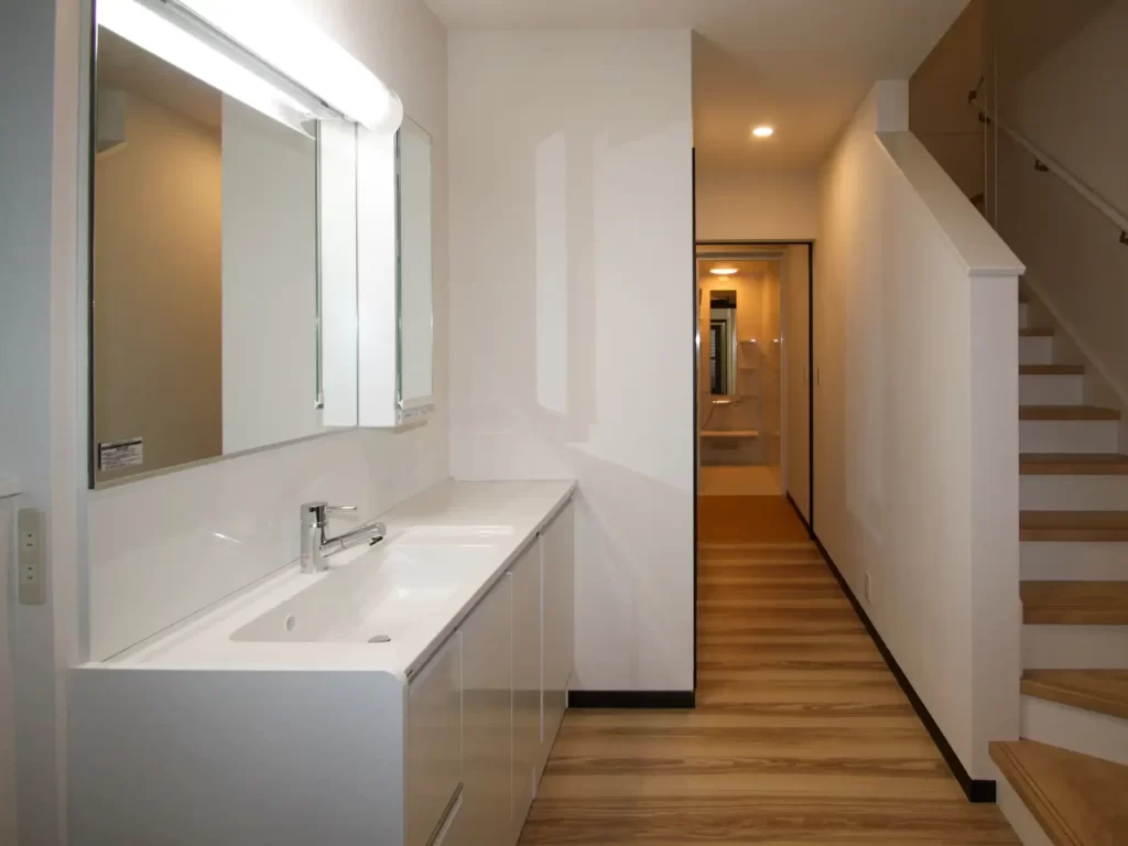 静岡県浜松市中央区富塚町の家。西側に窓の少ない水廻りを集中させ冬場北西側からくる「からっ風」対策をしています。また風呂洗面トイレランドリールームを一直線に配置し家事動線が短くシンプルになるように工夫しています。