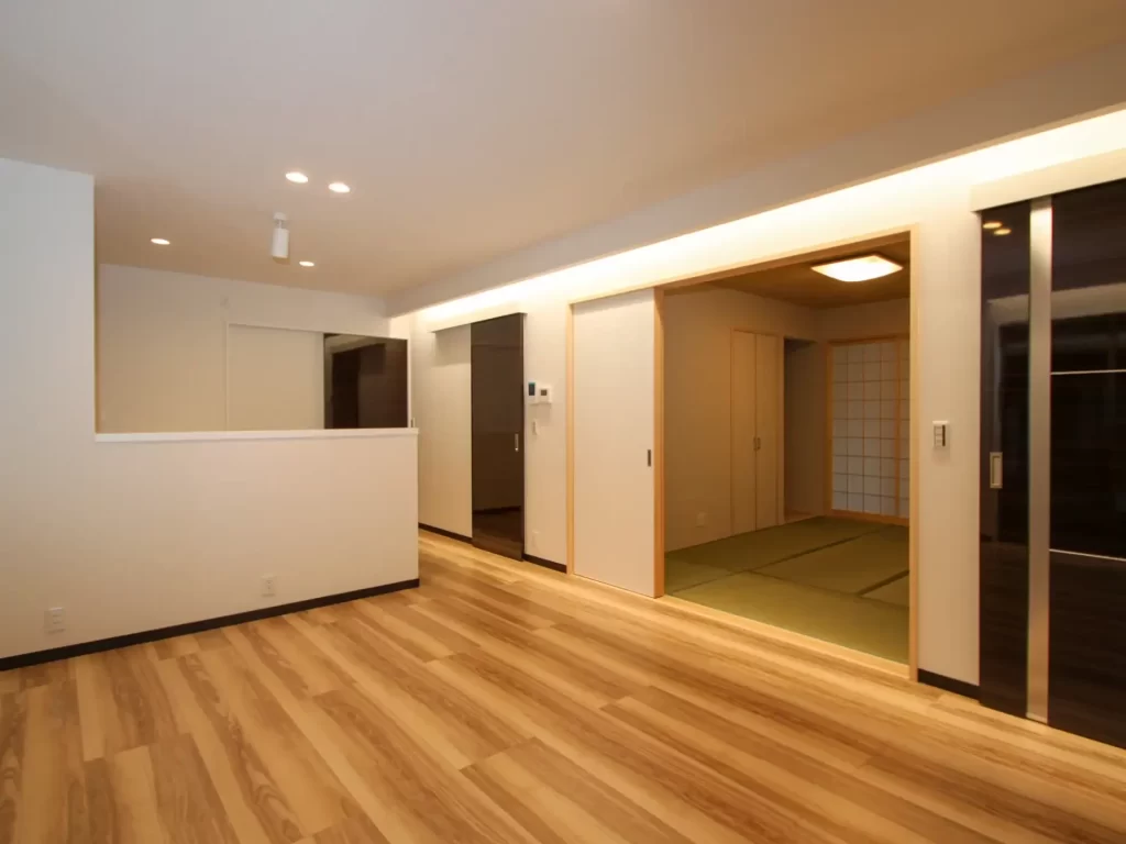 静岡県浜松市中央区富塚町の家。LDKとつながる和室。空間を広く見せるだけでなく高齢になったときの寝室としても利用できるように考えました。