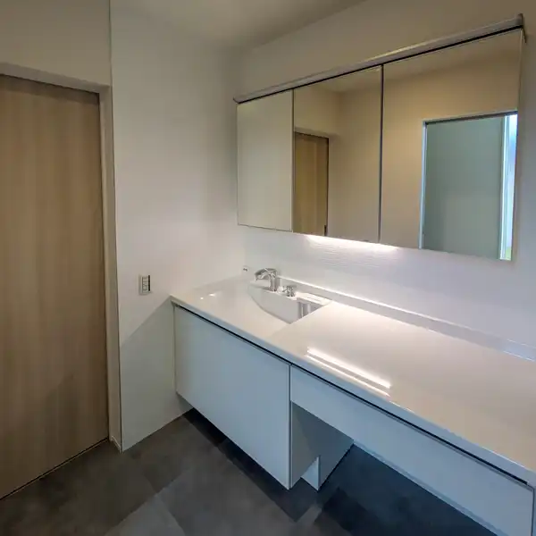 「大瀬の家」の洗面化粧台。造作で鏡下にラインLEDを追加。デザインを崩すことなく使い勝手を向上させました。