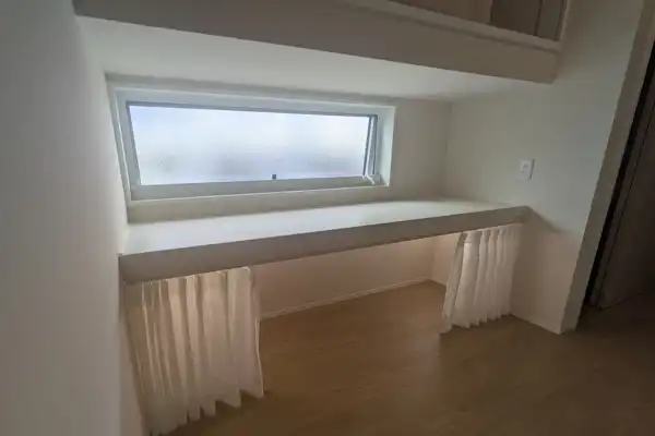 「大瀬の家」の猫用トイレ。カーテンとトイレ用換気扇があります。臭いもこもらず、猫ちゃんも快適なトイレライフをおくれます。