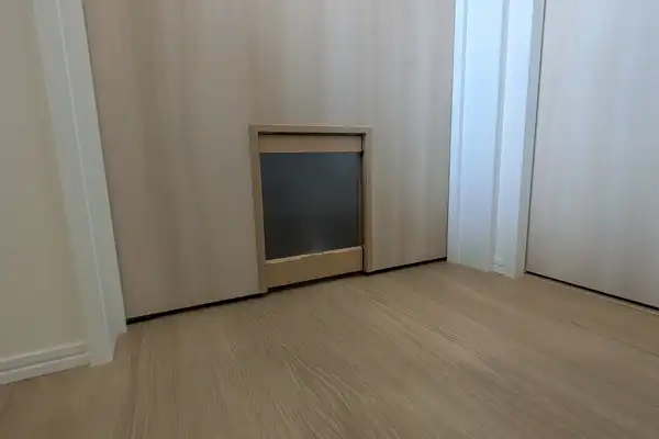 「大瀬の家」の猫用扉。扉が閉まっていても猫さんは出入りできます。扉は重くなく猫に優しい扉です。