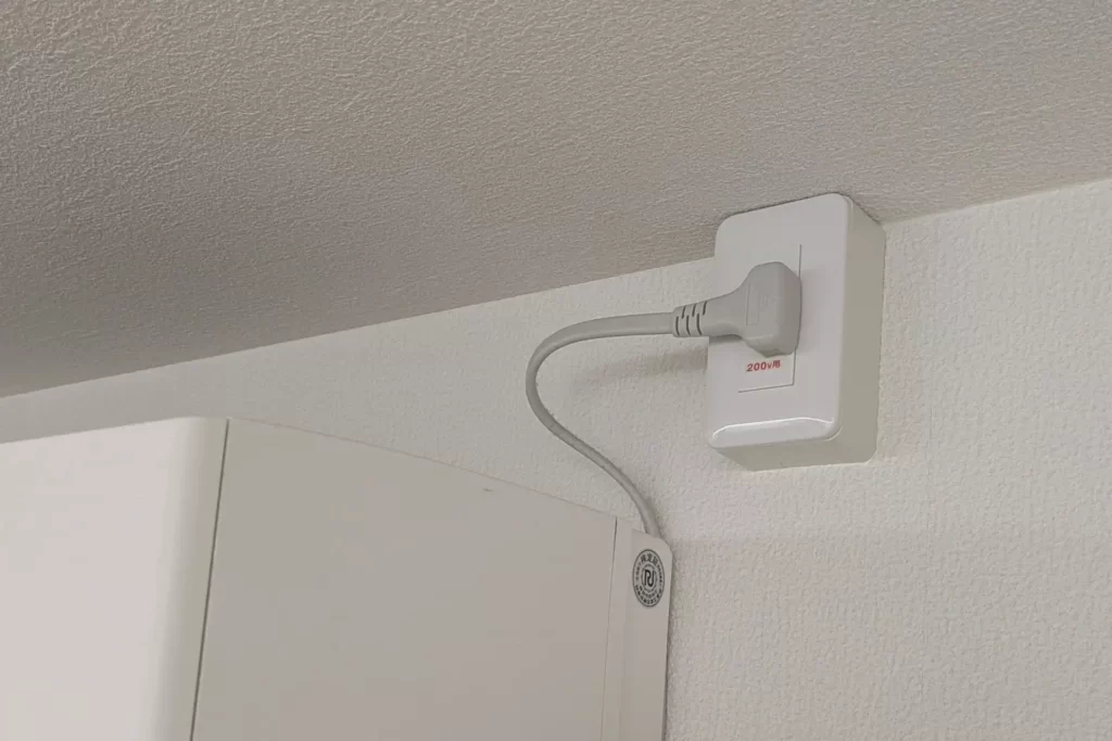 静岡県浜松市中央区富塚町の家のコンセント。断熱欠損にならないように露出BOX型コンセントを採用。