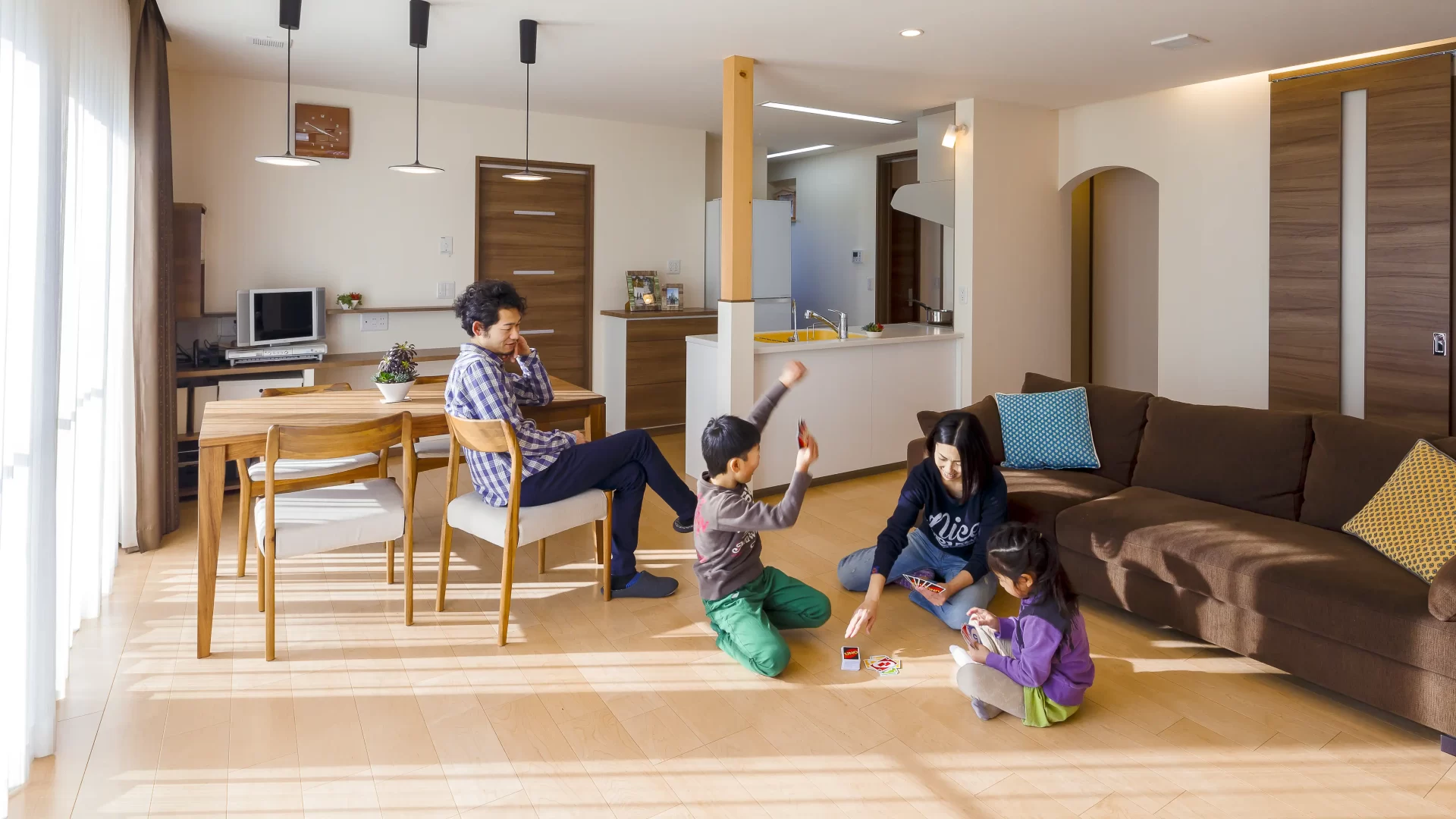 住宅の新築・リノベのリンク写真。家族が楽しそうにリビングで遊んでいる日常を守る住宅でなくてはならないと思っています。