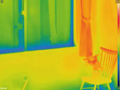 内窓をする前のサーモカメラ画像。青いところが寒いところ、赤いところは暖かいところ、全体的に青みがかっていることから寒いことが分かります。