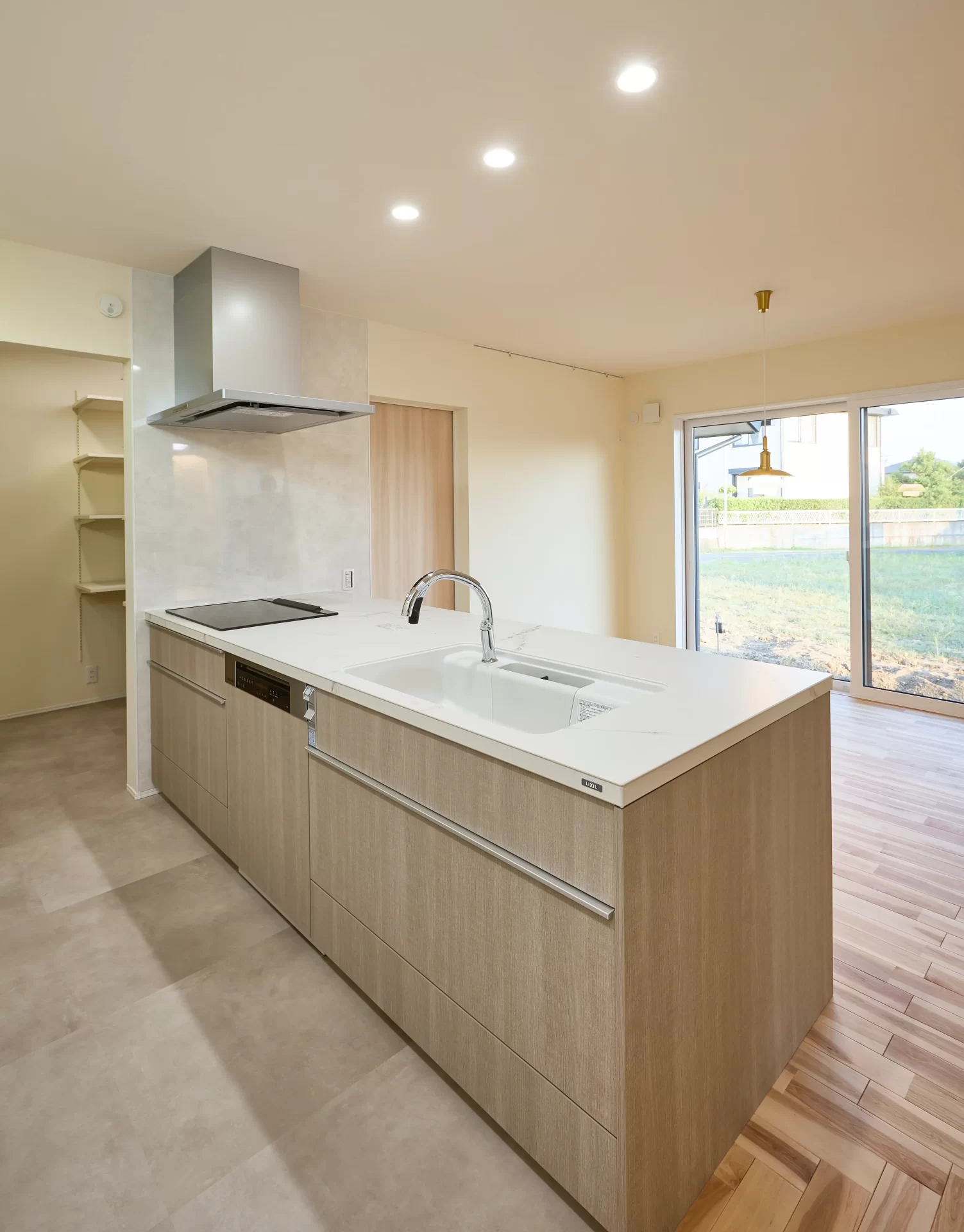 キッチンはLIXILのリシェルです。水栓は浄水切り替えタイプの自動水栓。食洗器はフロントオープンのミーレ社製。