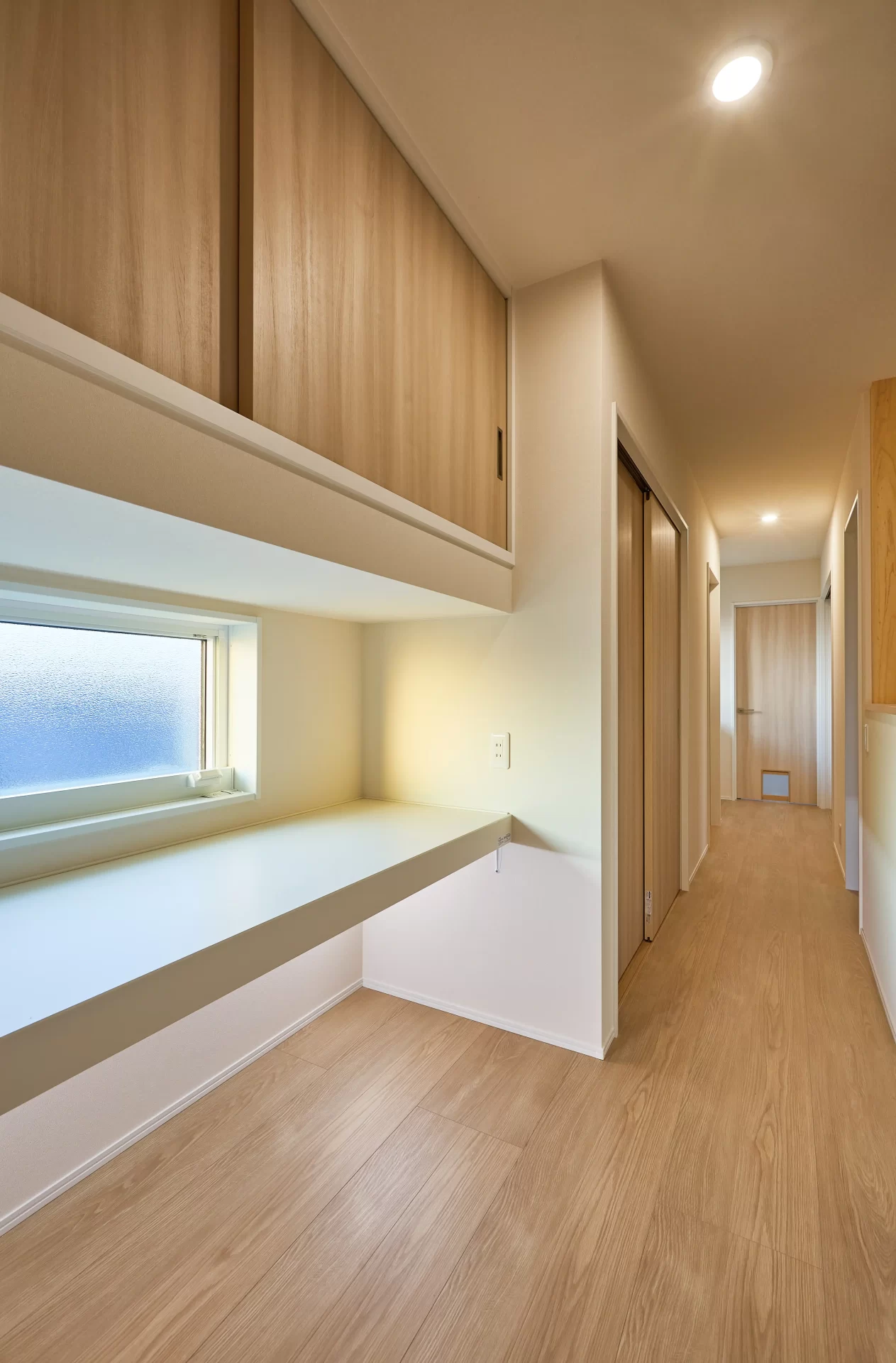 2階の廊下に設けた猫専用トイレスペース。照明をつけたり、換気扇もついています。