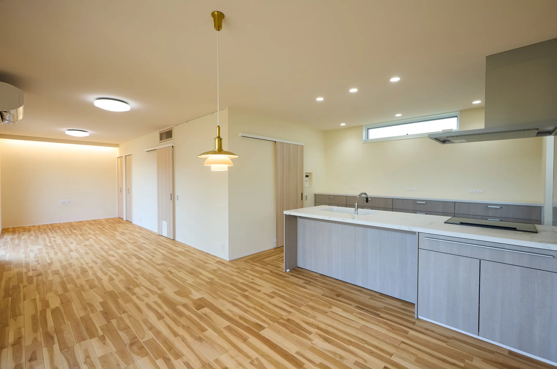 広々LDK。壁はしっくい、床は無垢と自然素材にこだわりました。実は奥には間接照明やプロジェクターを映すスクリーンを天井に忍ばせていたりします。