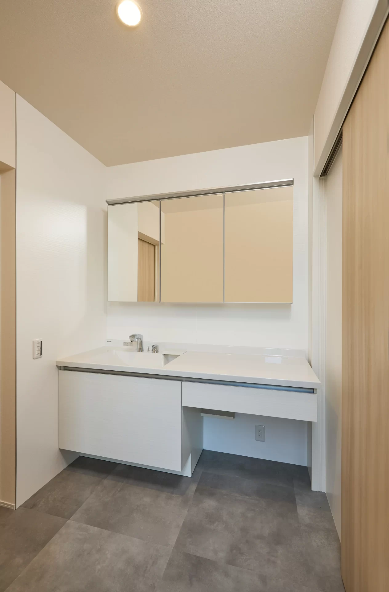 洗面化粧台はLIXILのハイグレードシリーズ「ルミシス」。大きい鏡で手元が暗くなっていたので造作で鏡下にLEDを仕込ませました。既製品と造作のハイブリッド型洗面です。