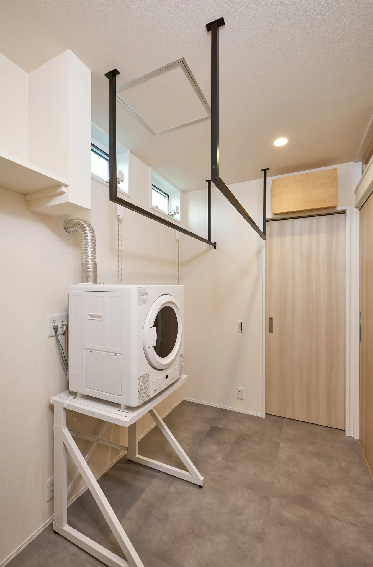 脱衣室にはガス乾燥機の乾太くんを設置。ランドリーパイプもつけて洗濯動線を短く計画しました。