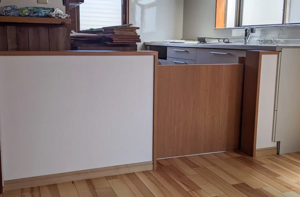 ゲートを締めたところ。鴨居がないのが特徴。閉めた時、戸袋側の片持ち金具で持たせているため金具が大きくなる。デザイン面を考慮し、金具はキッチン側につくように計画