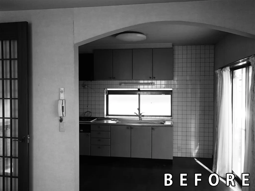 「山東の家」リノベキッチン。改修前(BEFOR画像)。孤独なキッチンでした。