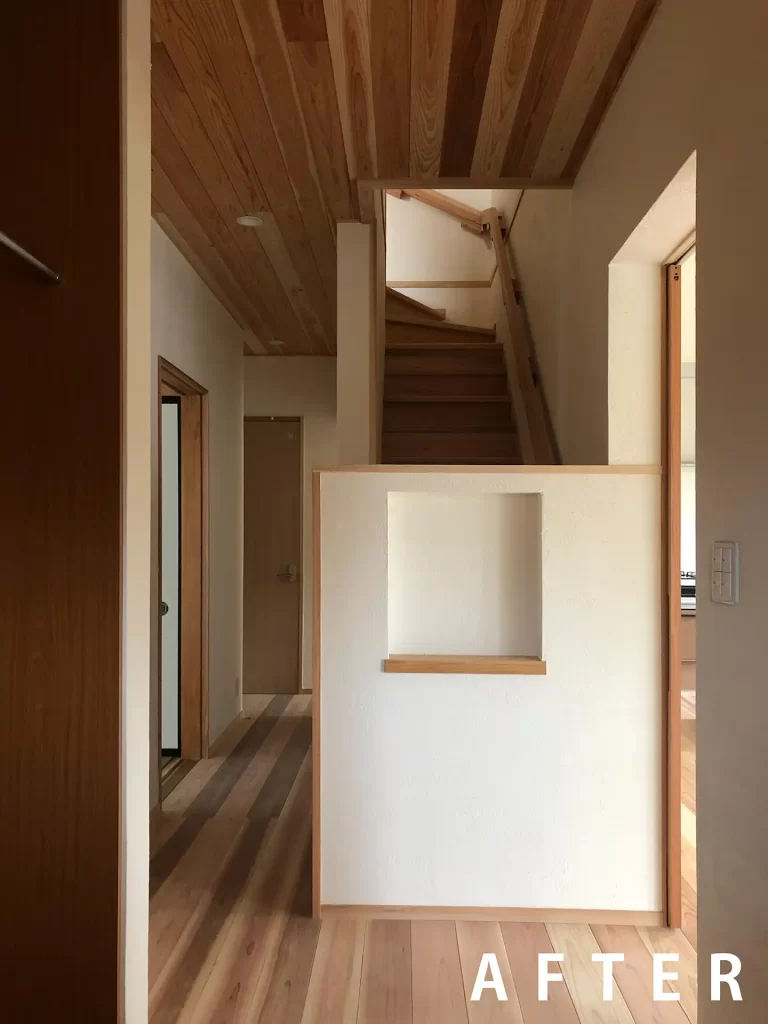 「山東の家」リノベ階段部分。改修後(AFTER画像)。階段手前に目隠し用の壁を設けました。