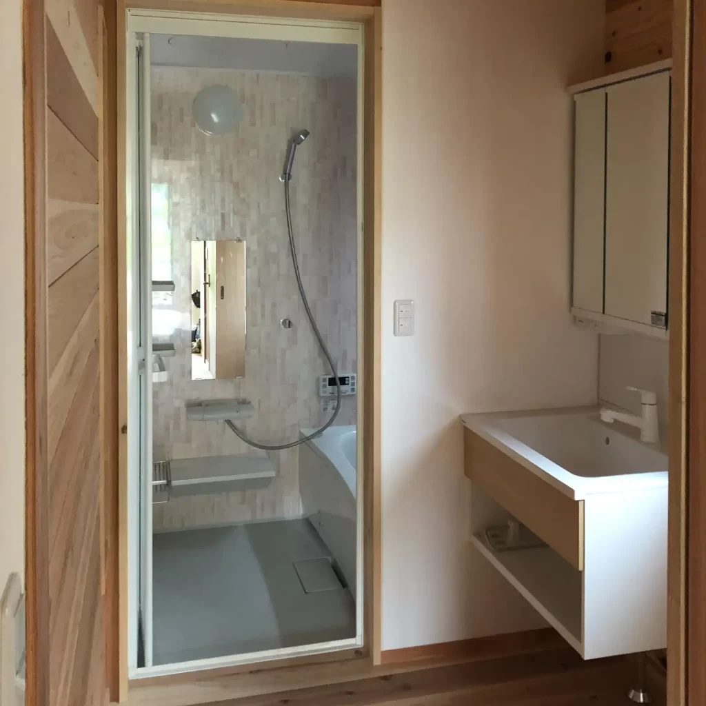 「山東の家」リノベ洗面脱衣室から浴室。床、壁、天井は杉板を貼りました。洗面周りは水かかりになるので水に強いメラミン化粧板を貼っています