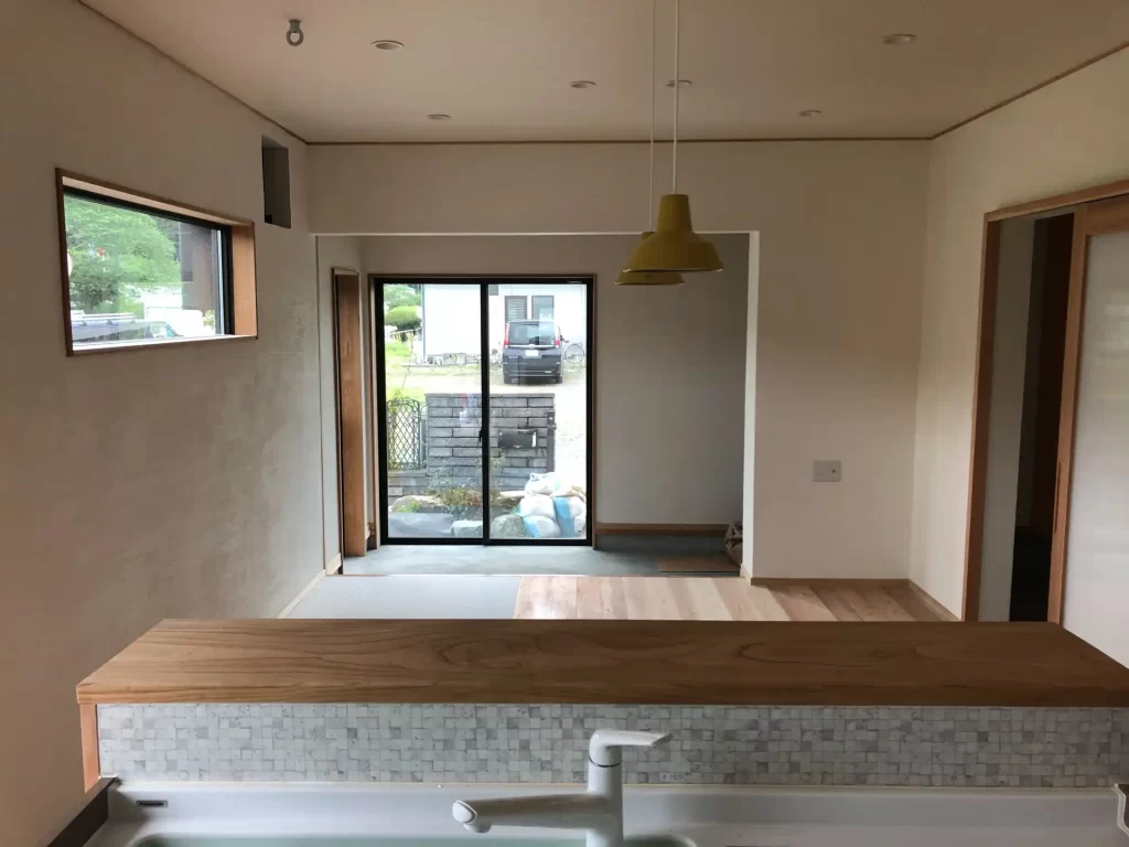 「山東の家」リノベ、リビングを増築して広くしました。広げた部分は土間にして玄関から直接行き来きできます。使い勝手が向上した良い空間となりました