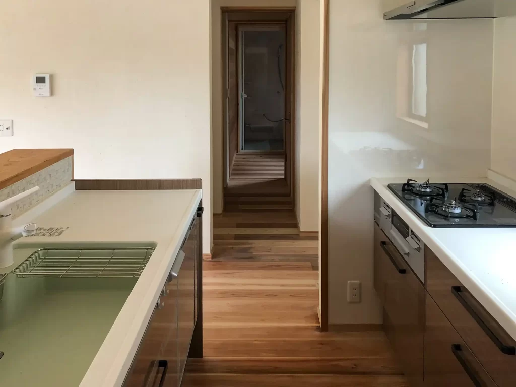 「山東の家」リノベキッチン。家事動線を改善するために壁を撤去して洗濯、収納、キッチンを一直線上にして使い勝手を良くしました。