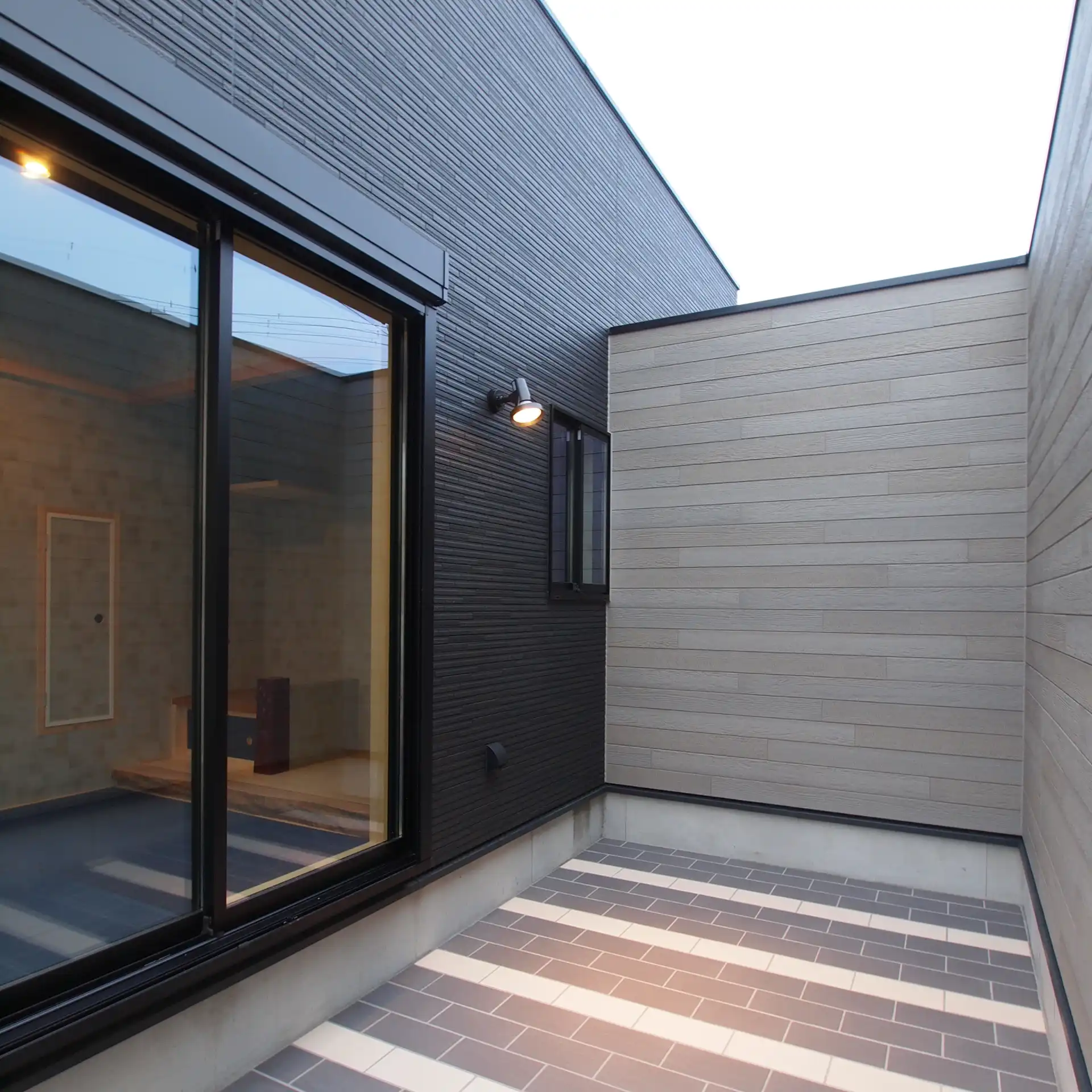 大蒲の家。ちょっとした中庭です。塀を高さ2mくらいにして外部からの視線を遮りプライベート感を高めました。