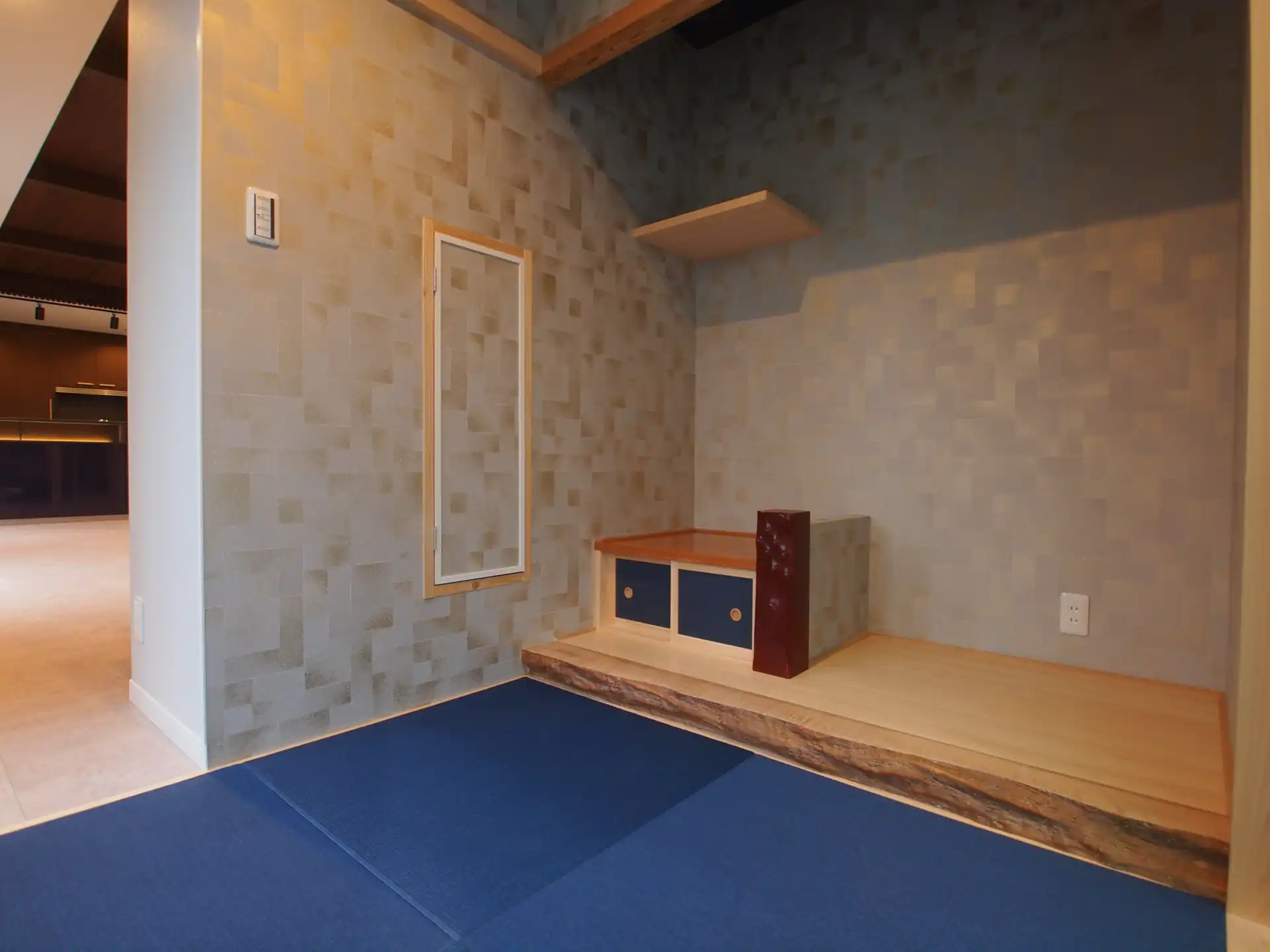 大蒲の家。青い畳が特徴的です。前の家で使っていた古材を新築の床の間の框と床柱に利用しました。