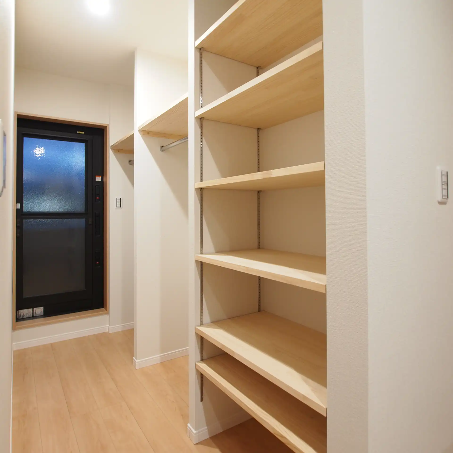 大蒲の家のランドリースペース。普段使いの衣類は家族全員ここにまとめました。洗濯物を干した後、そのままハンガーに収納できるようにしています。