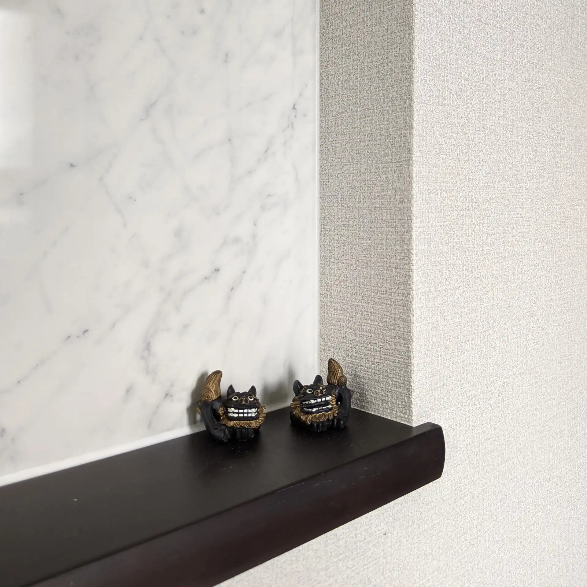 大蒲の家。玄関正面壁に設えたニッチ。可愛い置物がさりげなさを演出してくれています。