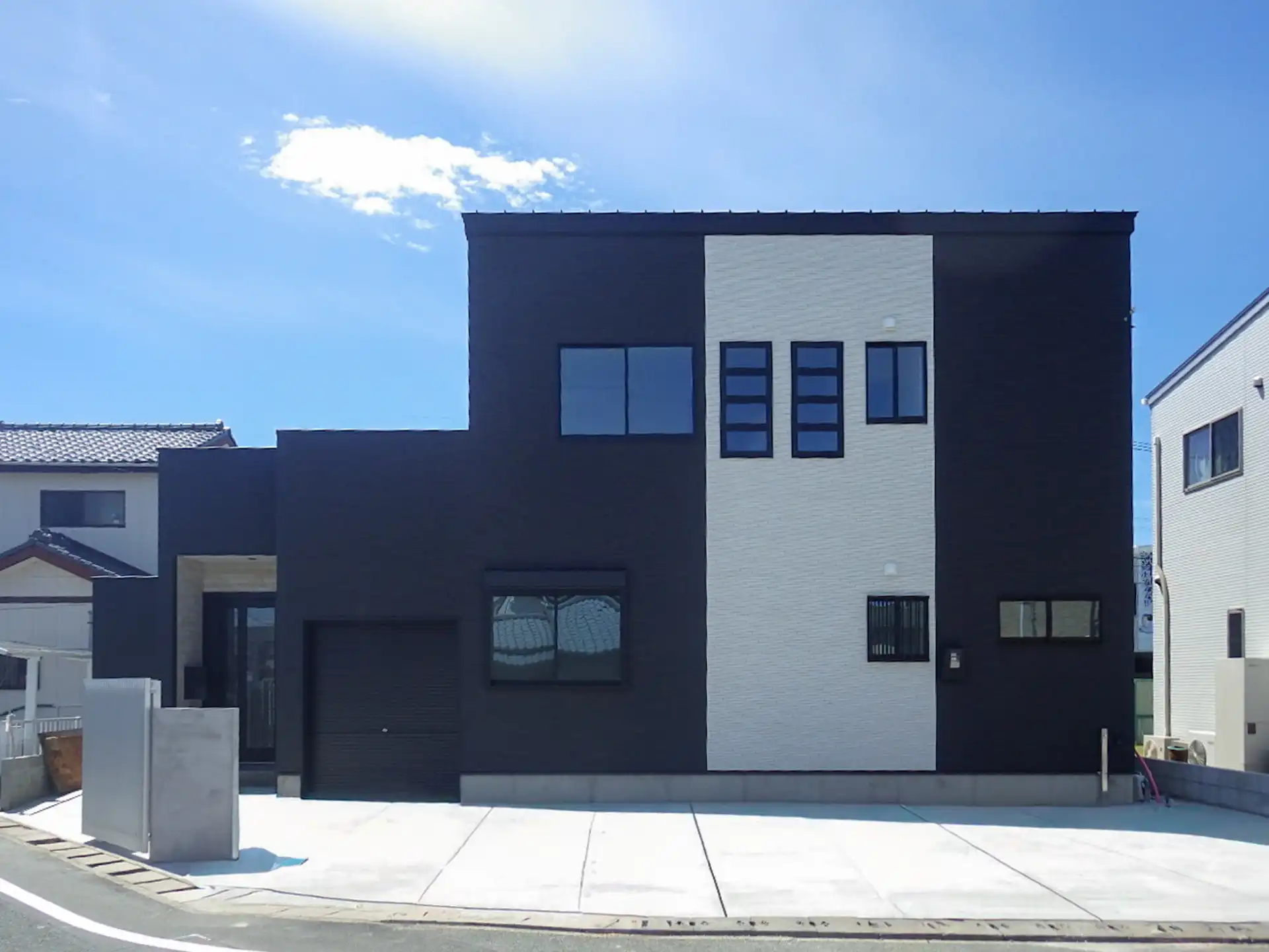 大蒲の家の外観。キューブ型の外形を基本に紺色と白色の外装材を張り分けているのが特徴です。