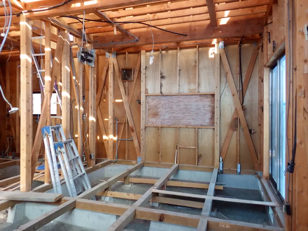 「山東の家」性能向上リノベ、スケルトンリフォーム工事中の写真。構造躯体が見える状態にして耐震補強や断熱材を入れて家の性能を上げていきます