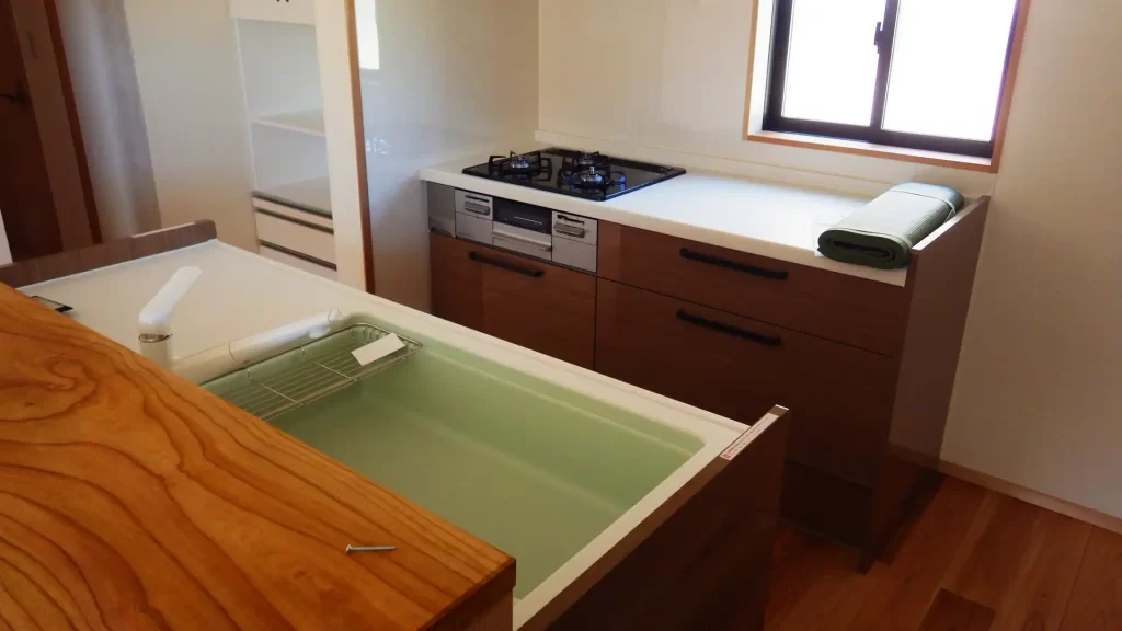 「山東の家」リノベのキッチン。シンクとガスコントが分かれたⅡ型キッチンを採用。シンク側を対面にしてリビングダイニングと一体的に使えるようにしました