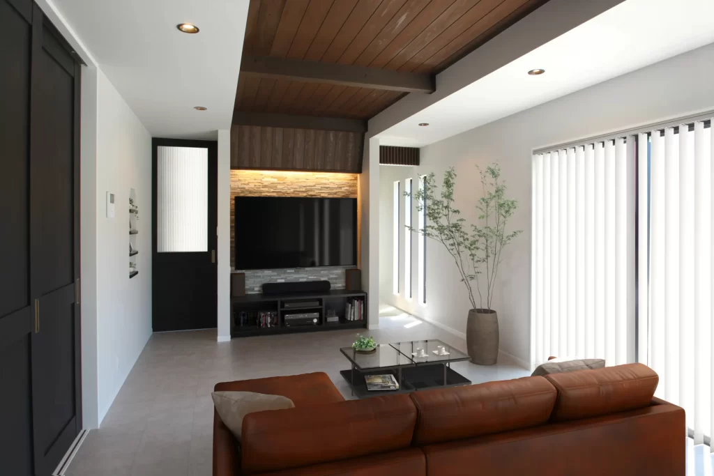 大蒲の家のリビング。TV周りの造作にこだわりました。TV上の垂れ壁を3Dにして、間接照明を設えるようにしてあります。