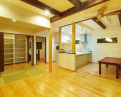 キッチンとタタミスペース