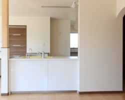 キッチン反対側からの正面